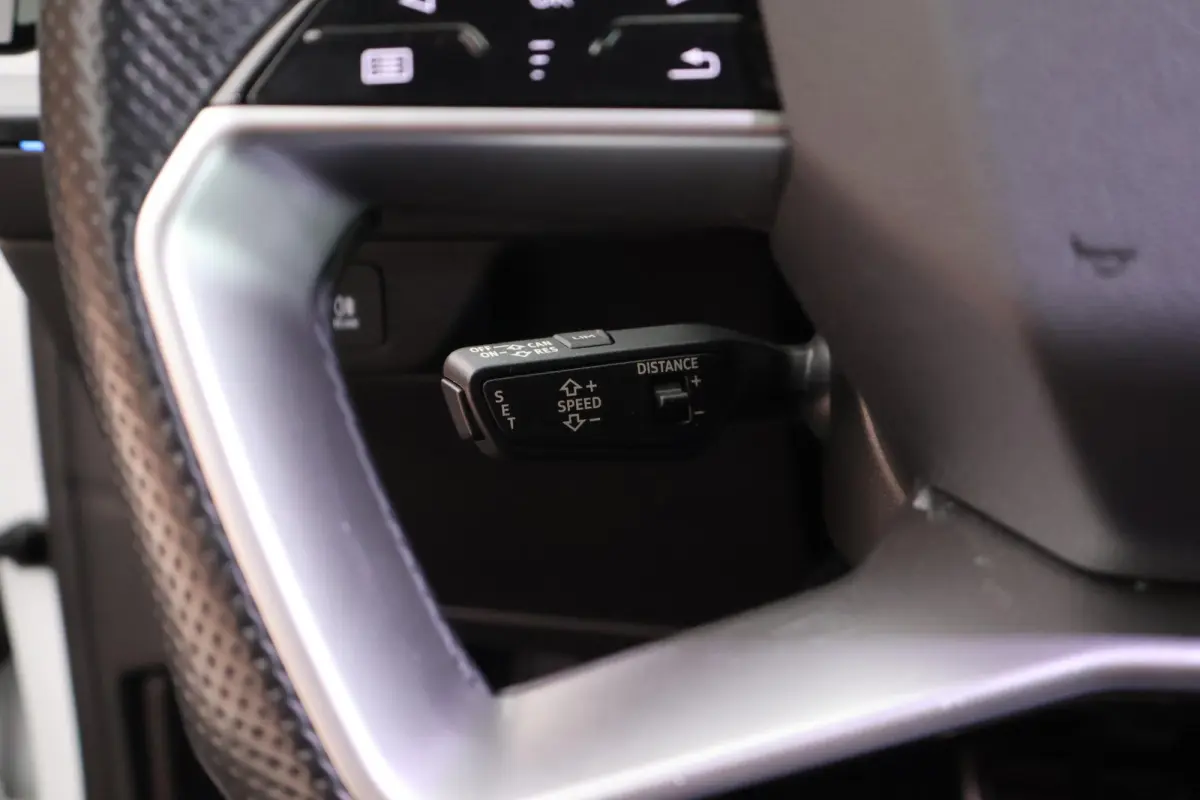 40 Launch edition S Competition 204pk 77 kWh SOH 87% Trekhaak Camera Leder Keyless Stoelverwarming ACC Panoramadak S-Line
