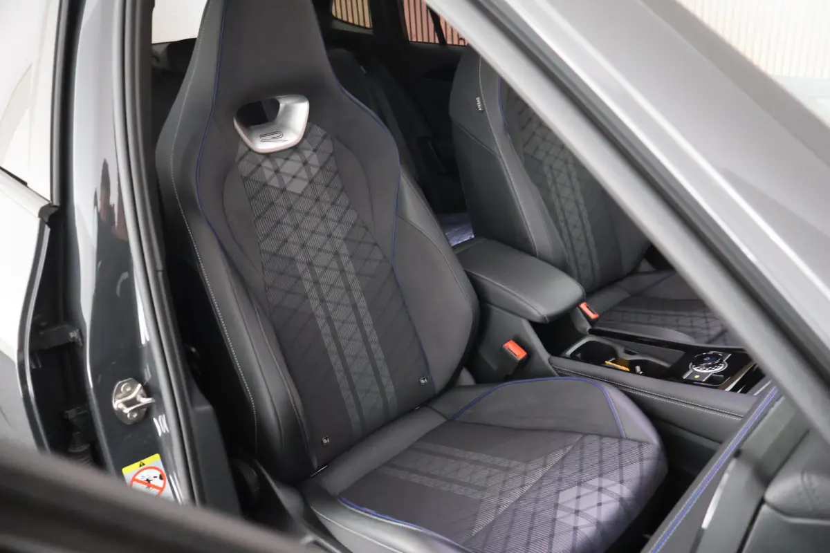 1.5 204pk eHybrid R-Line Edition Black Style Trekhaak 360Camera Keyless Massage Panoramadak Navigatie