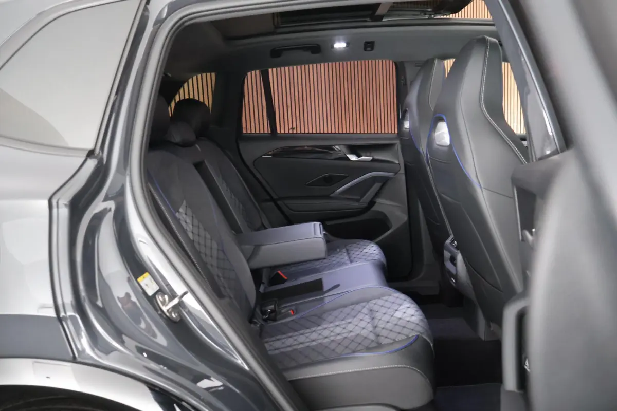 1.5 204pk eHybrid R-Line Edition Black Style Trekhaak 360Camera Keyless Massage Panoramadak Navigatie
