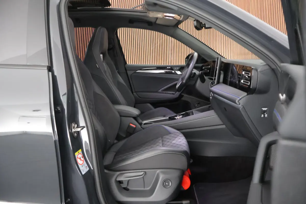 1.5 204pk eHybrid R-Line Edition Black Style Trekhaak 360Camera Keyless Massage Panoramadak Navigatie