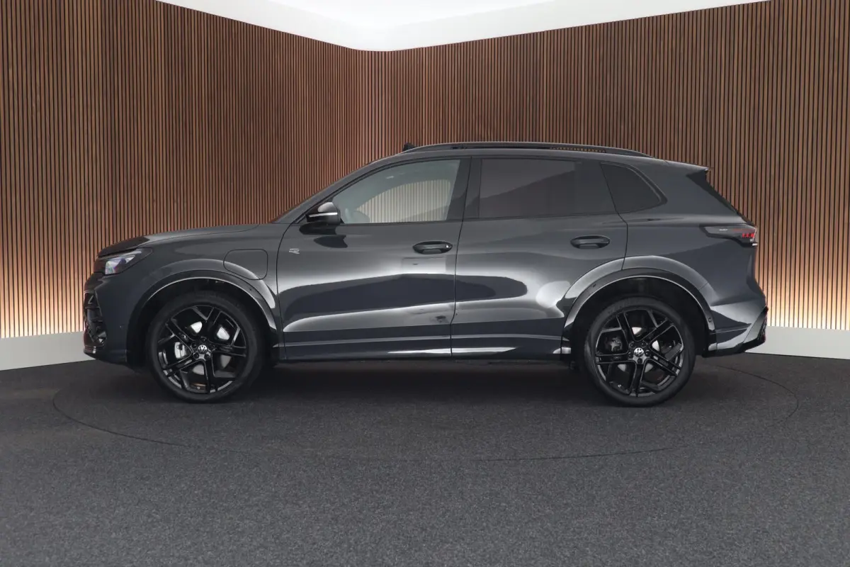 1.5 204pk eHybrid R-Line Edition Black Style Trekhaak 360Camera Keyless Massage Panoramadak Navigatie
