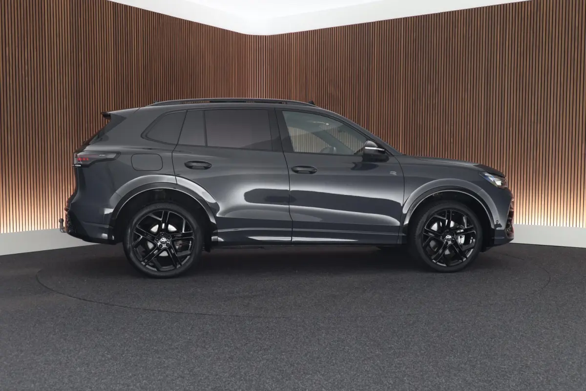 1.5 204pk eHybrid R-Line Edition Black Style Trekhaak 360Camera Keyless Massage Panoramadak Navigatie