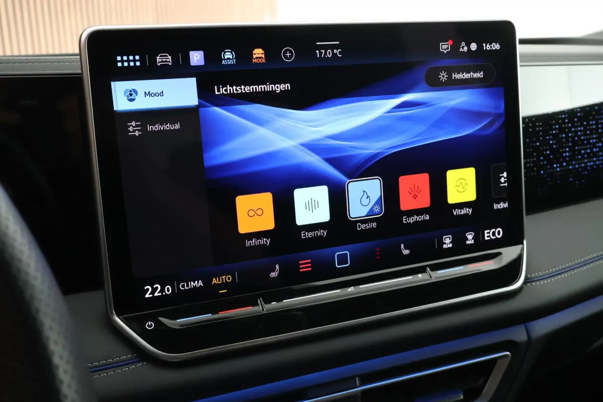 1.5 204pk eHybrid R-Line Edition Black Style Trekhaak 360Camera Keyless Massage Panoramadak Navigatie