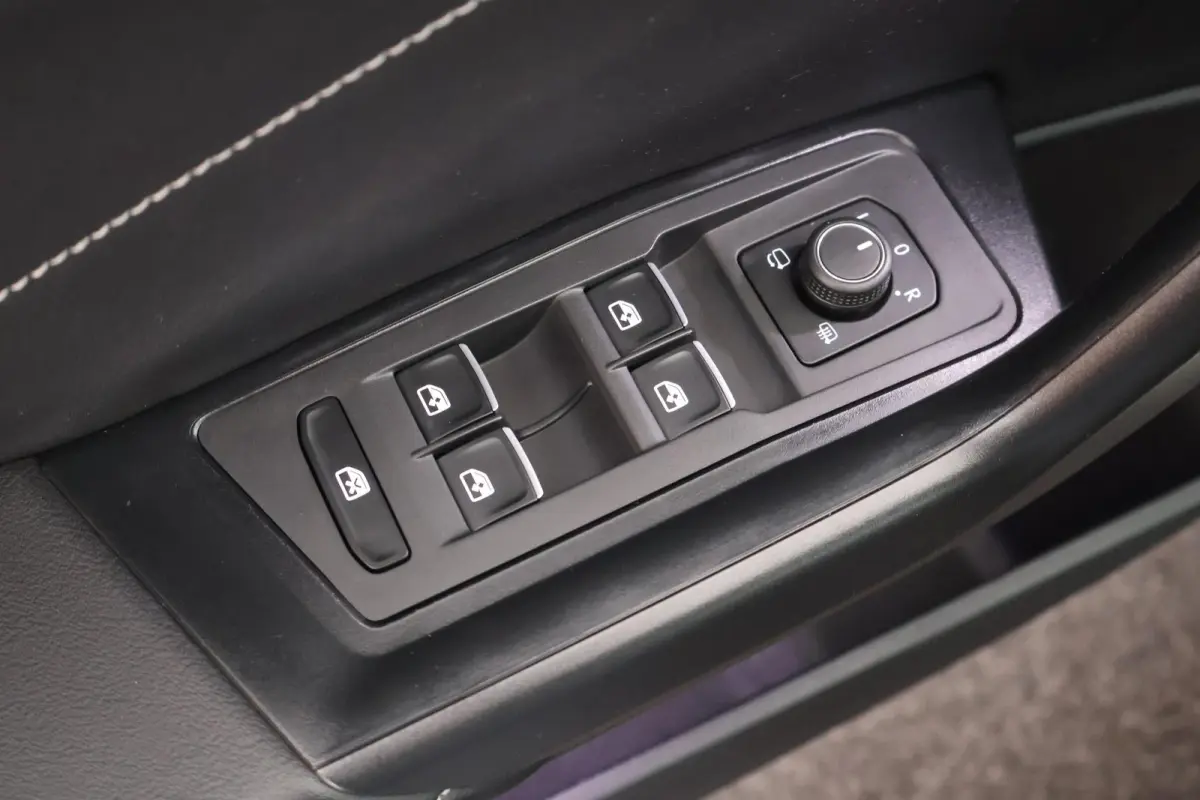 1.5 TSI 150pk DSG R-Line Business+ Trekhaak Camera Keyless LED Stoelverwarming Virtual Cockpit Navigatie