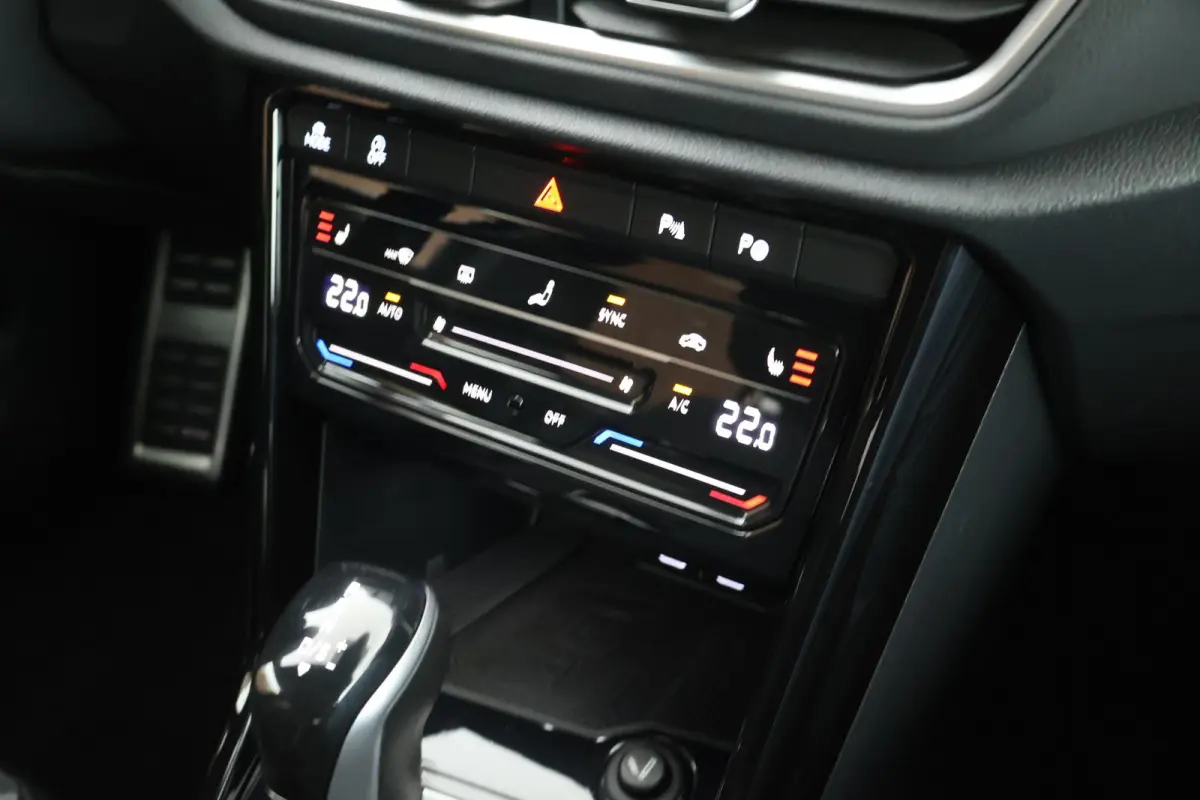 1.5 TSI 150pk DSG R-Line Business+ Trekhaak Camera Keyless LED Stoelverwarming Virtual Cockpit Navigatie