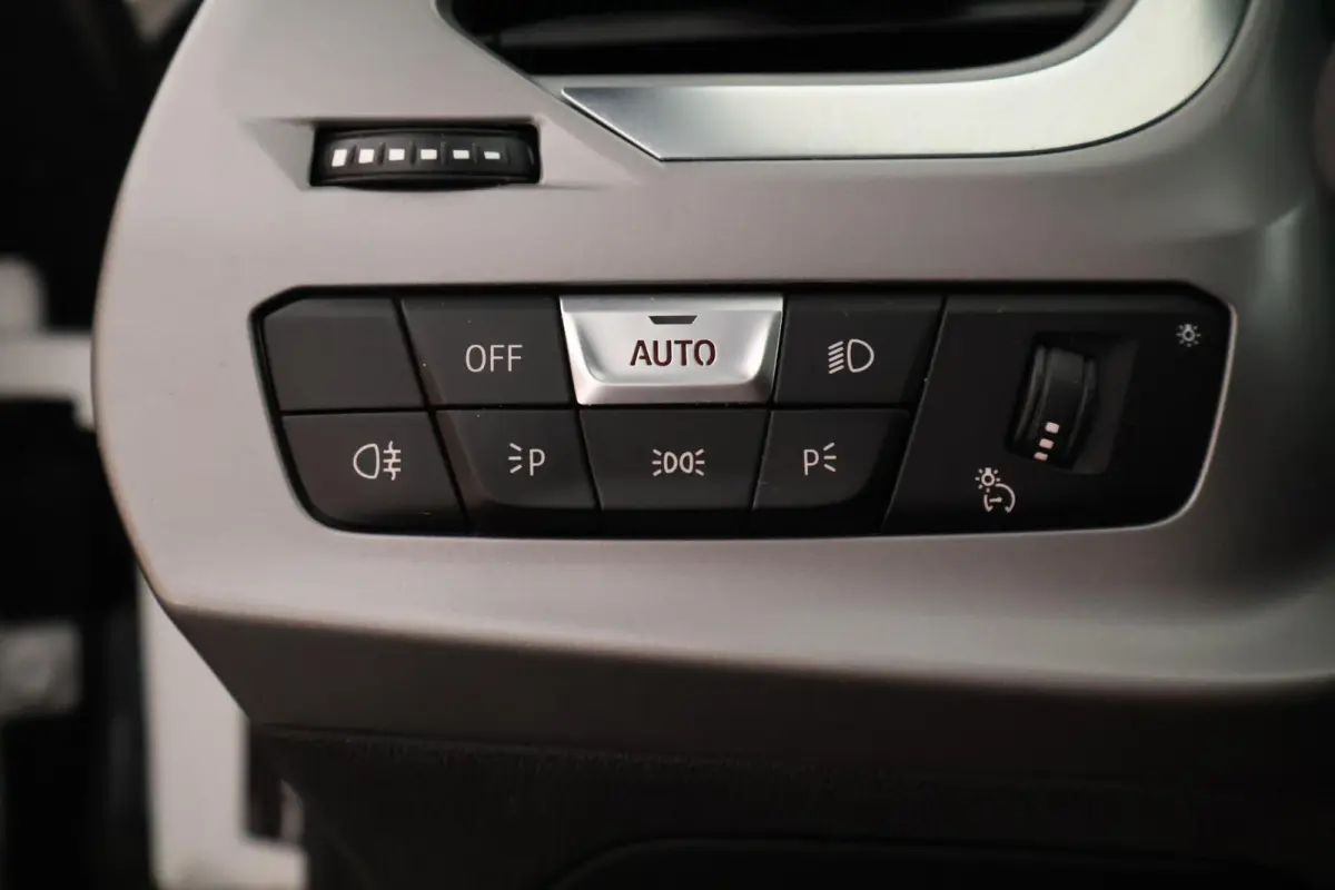 sDrive20i 197pk High Executive Stoelverwarming Leder LED Navigatie