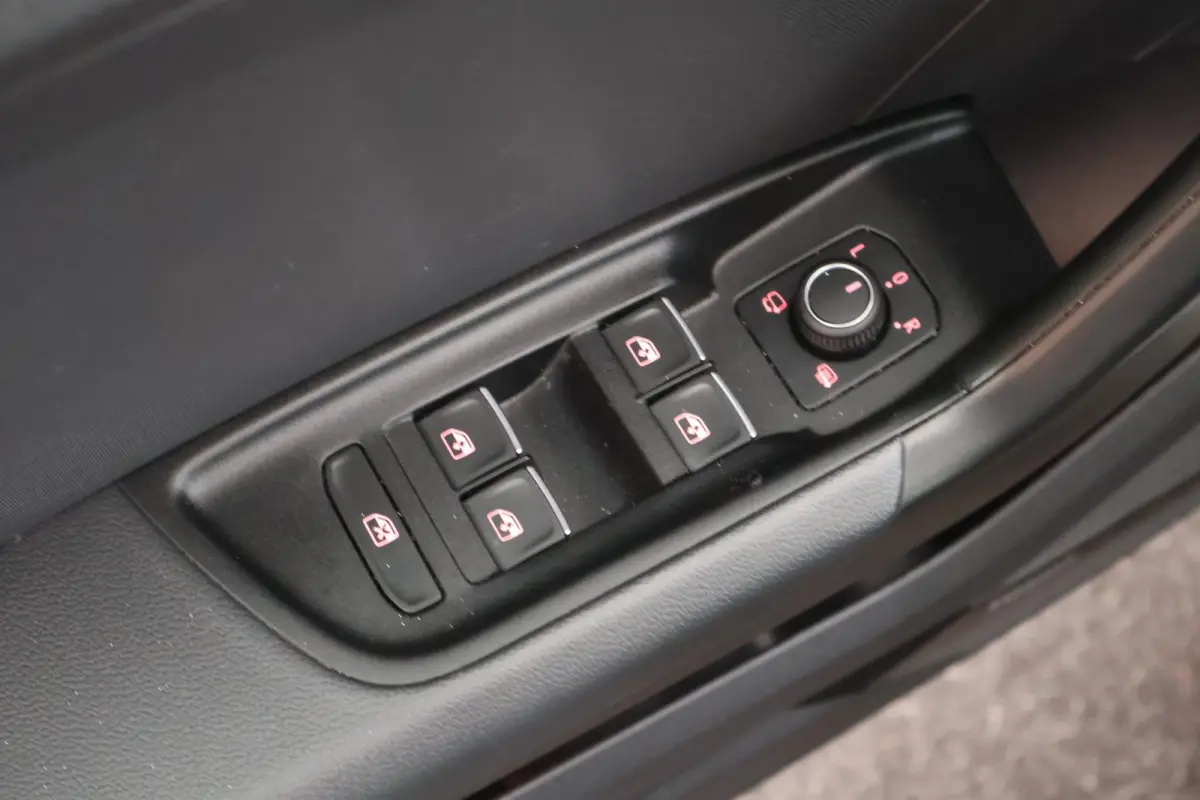 30 TFSI 110pk S-Tronic S edition Sonos Keyless Stoelverwarming ACC LED Climate Control Carplay 2x S-Line