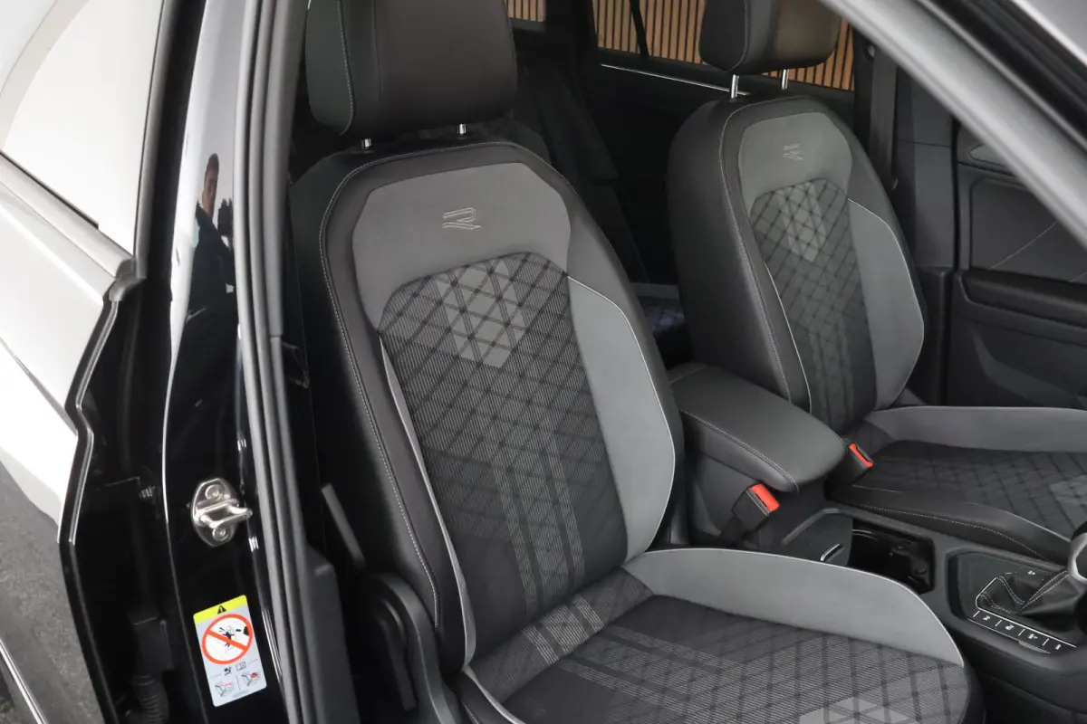 1.4 TSI 245pk eHybrid R-Line Business+ Black Style DCC Panoramadak HUD Camera Trekhaak Stoelverwarming Keyless Navigatie