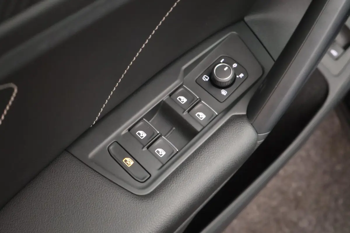 1.4 TSI 245pk eHybrid R-Line Business+ Black Style DCC Panoramadak HUD Camera Trekhaak Stoelverwarming Keyless Navigatie