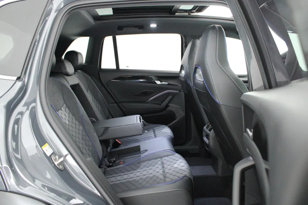 1.5 272pk eHybrid R-Line Edition Trekhaak Camera Keyless Massage Virtual Cockpit Panoramadak Carplay