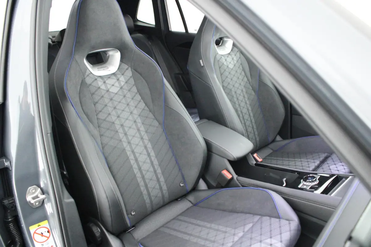 1.5 272pk eHybrid R-Line Edition Trekhaak Camera Keyless Massage Virtual Cockpit Panoramadak Carplay