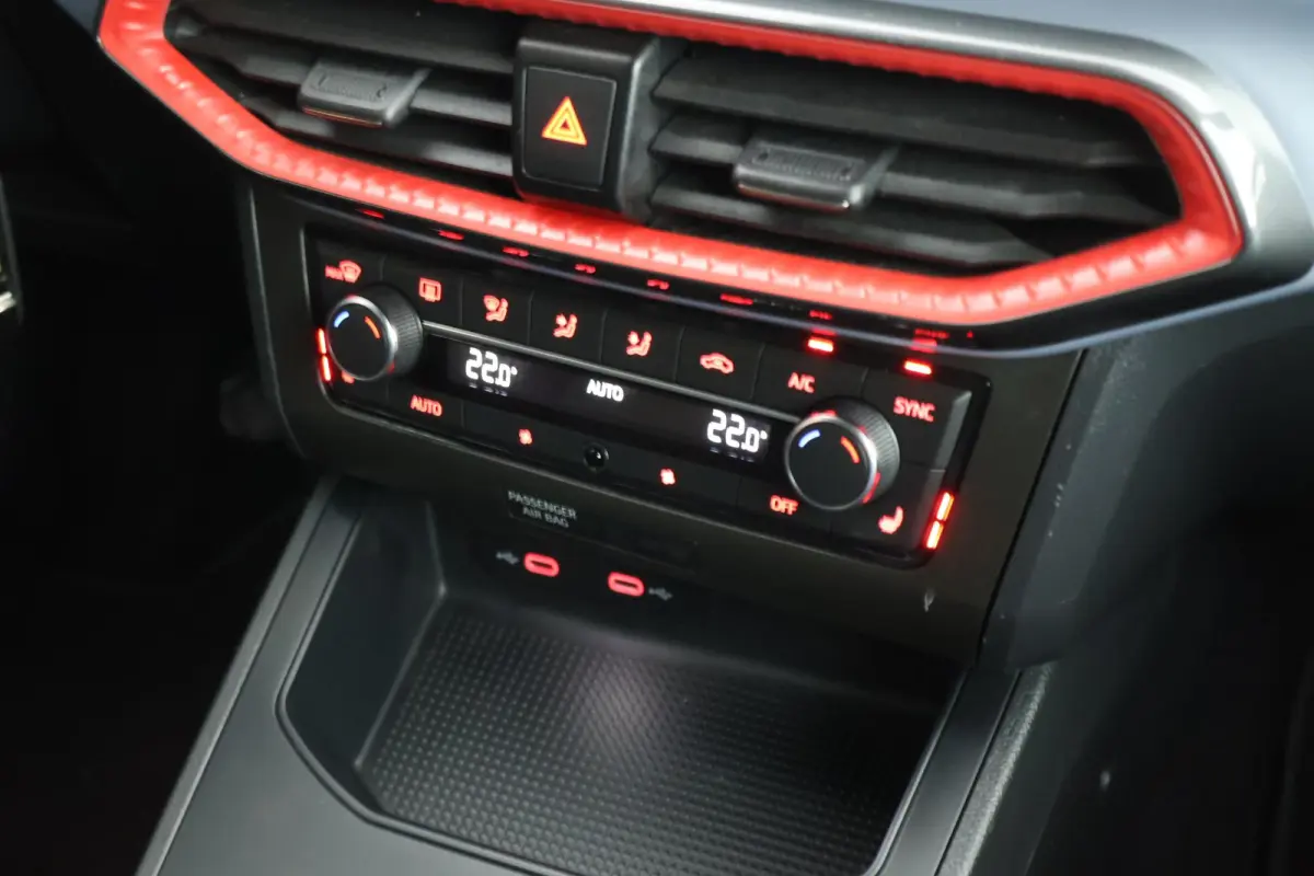 1.0 EcoTSI 95pk FR Business Intense Stoelverwarming Camera Virtual Cockpit LED Navigatie