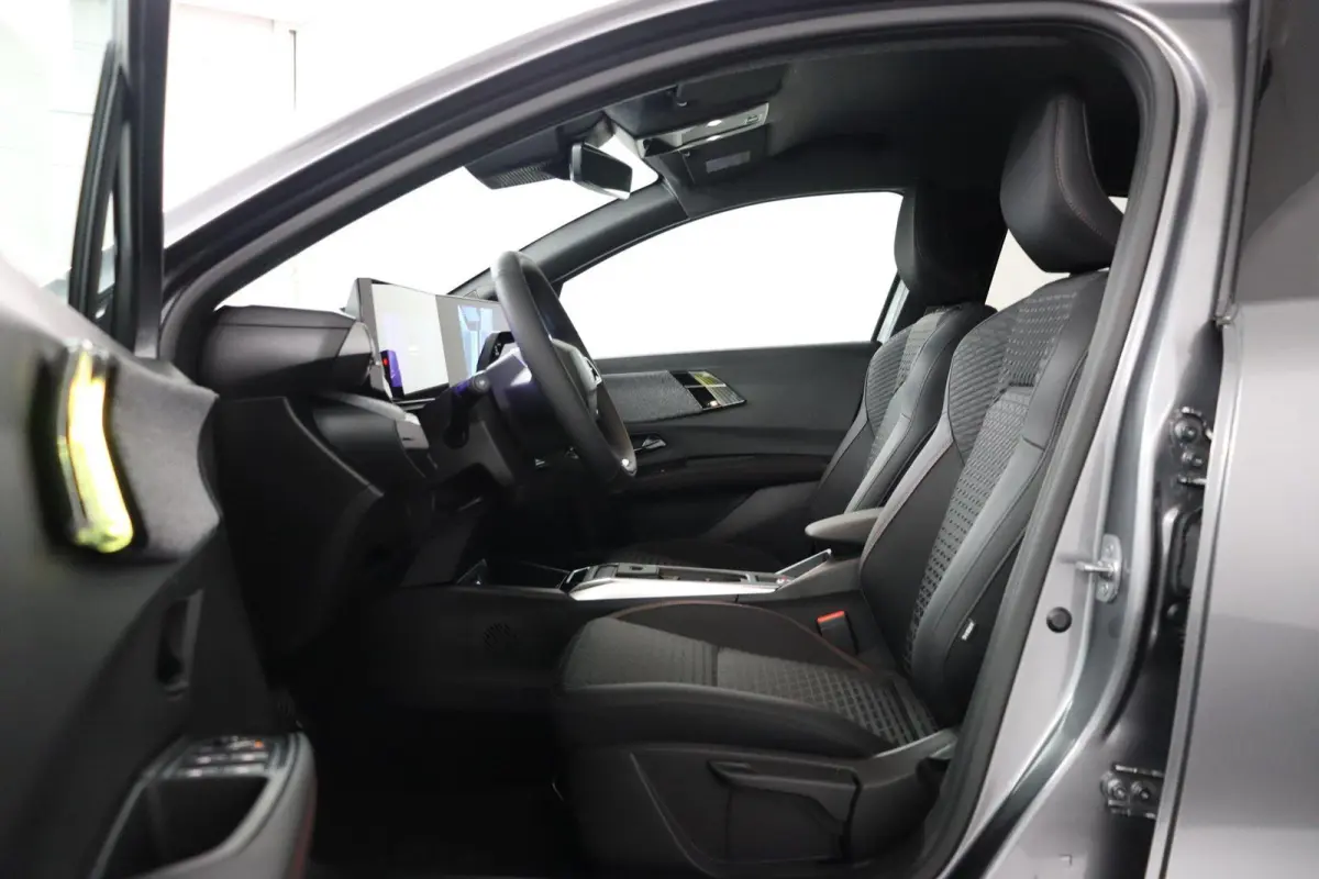 techno full hybrid E-Tech 160 pk | pack winter, safety & parking | lichtmetalen wielen 18""rythmic" | verlenging connected services openR link met vijf jaar |