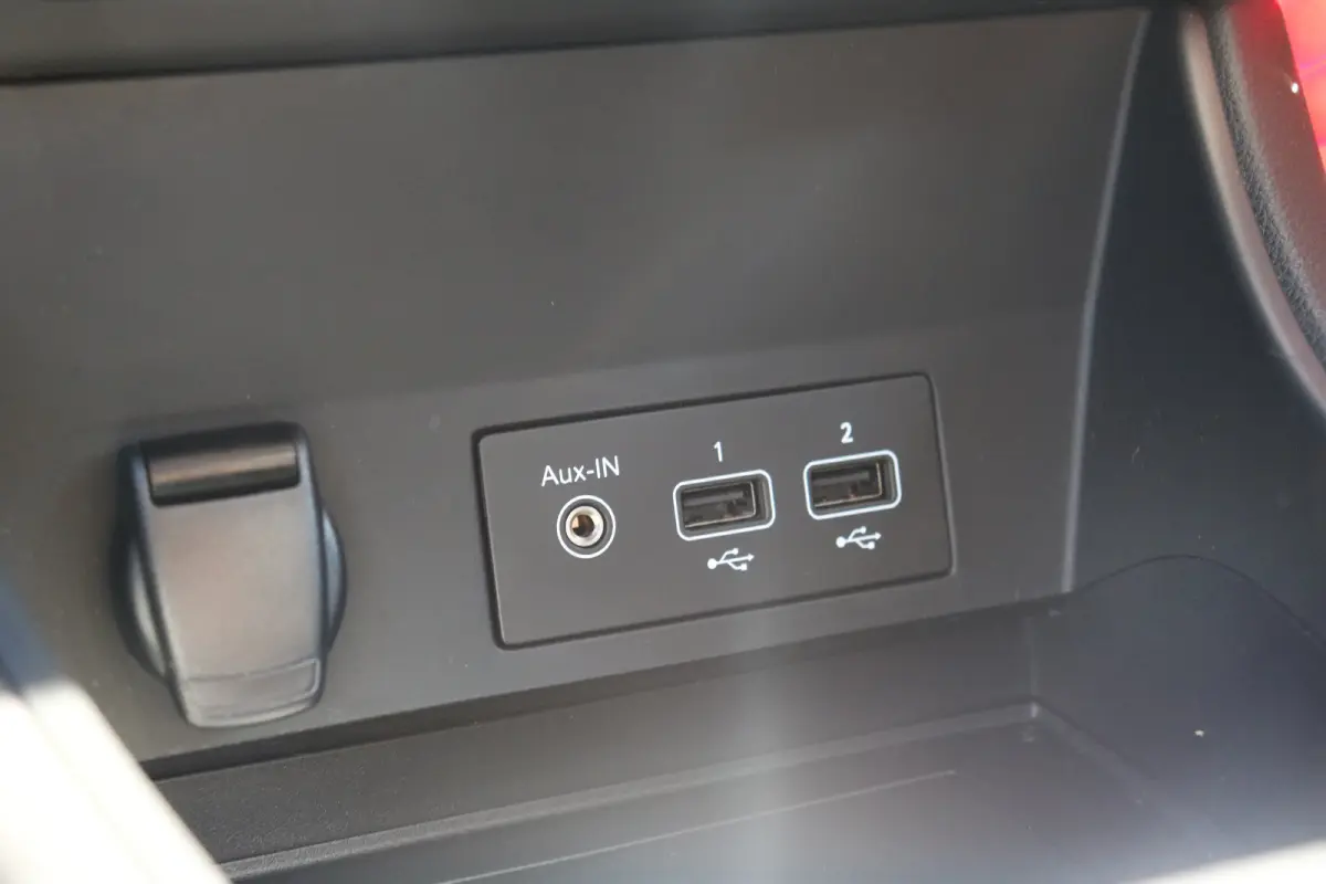 | Navi | Camera | PDC V+A | LED koplampen | LMV 17"| Cruise control | DAB |