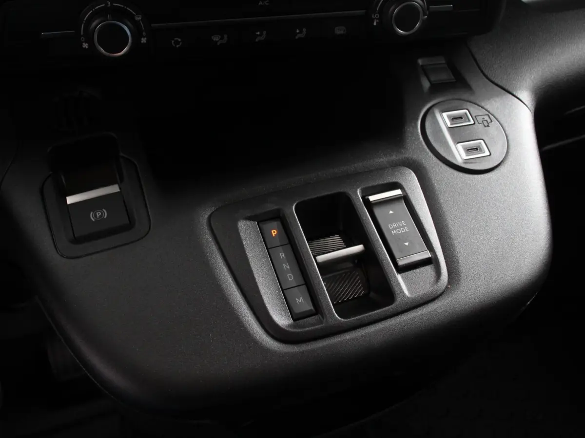 1.5 BlueHDi 130 S&S L2 Apple Carplay / Android Auto Navigatie Trekhaak Airco Camera Cruise Control Parkeersensoren V+A DAB