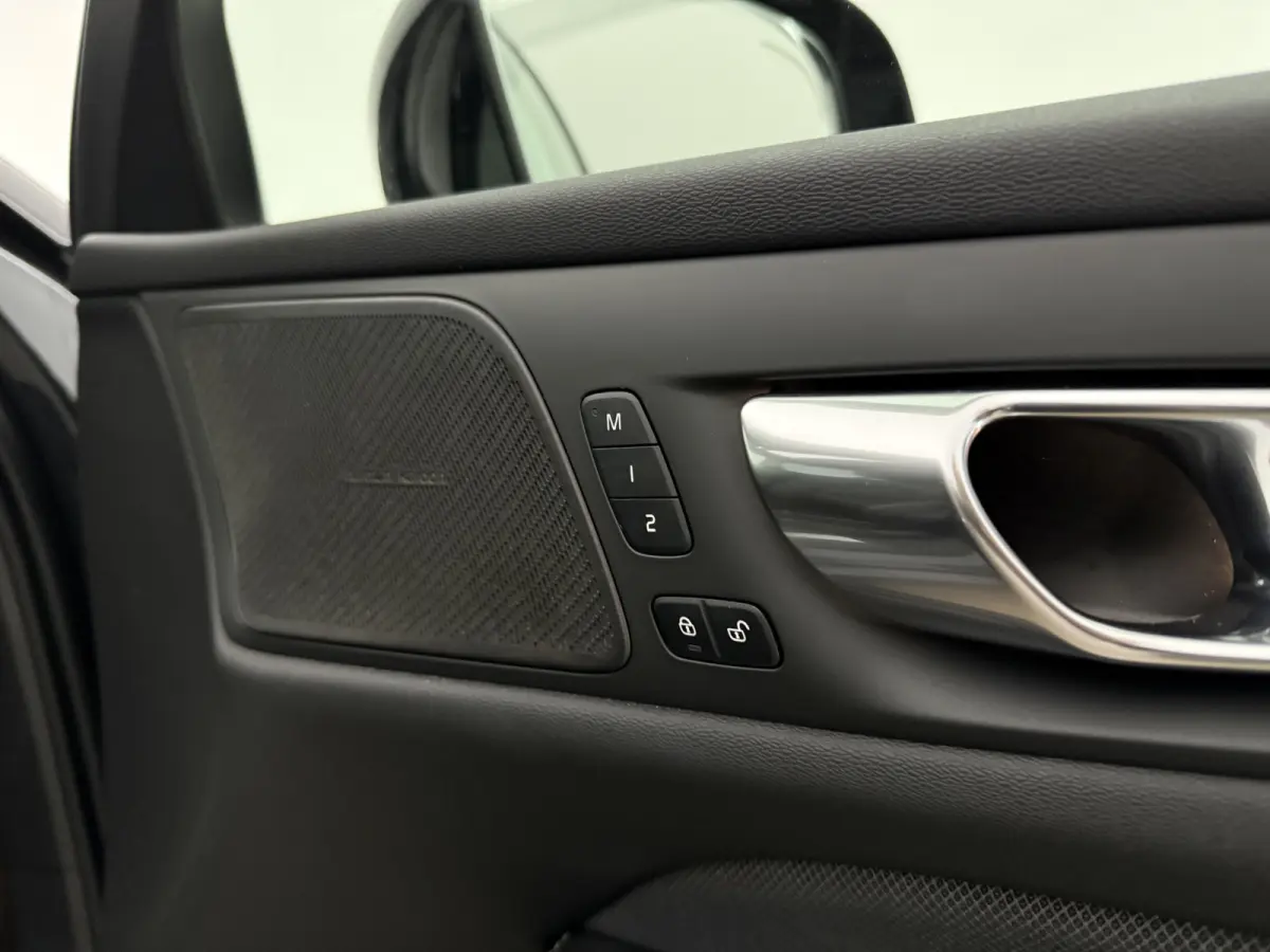 2.0 T6 Recharge AWD R-Design | Pano | Virtual | H/K | HUD | Memory | 360° | Carplay | LED