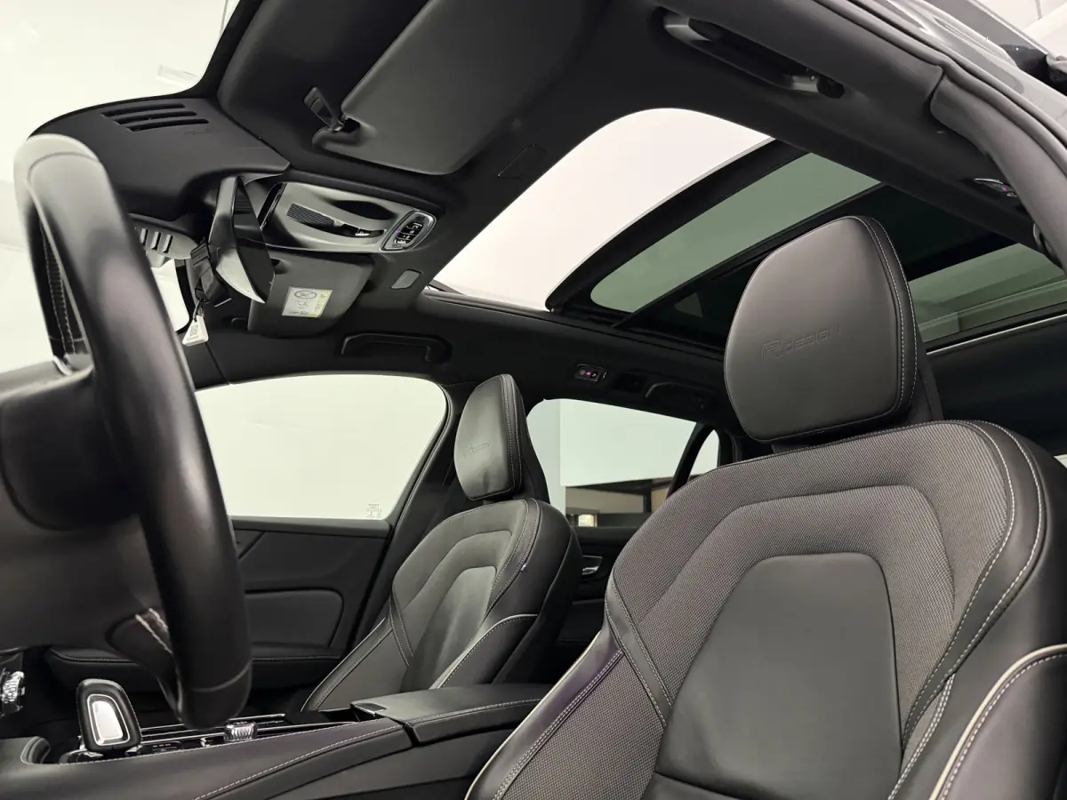 2.0 T6 Recharge AWD R-Design | Pano | Virtual | H/K | HUD | Memory | 360° | Carplay | LED
