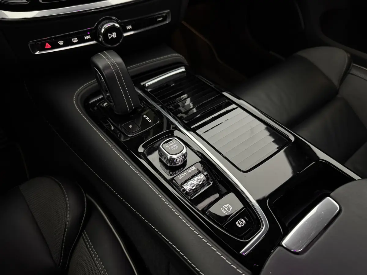 2.0 T6 Recharge AWD R-Design | Pano | Virtual | H/K | HUD | Memory | 360° | Carplay | LED
