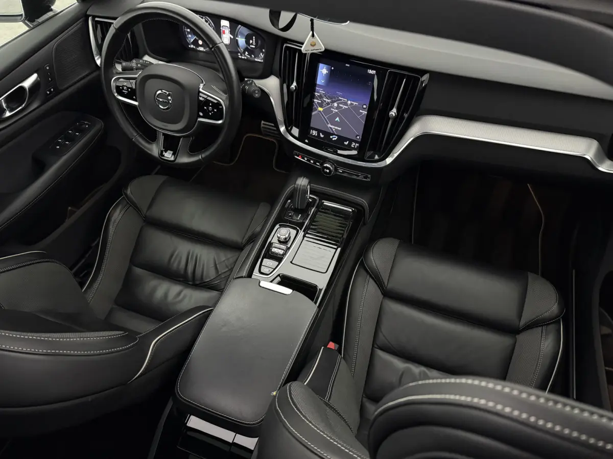 2.0 T6 Recharge AWD R-Design | Pano | Virtual | H/K | HUD | Memory | 360° | Carplay | LED