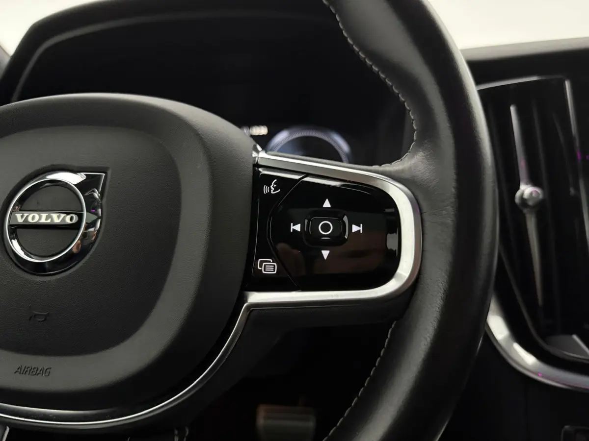 2.0 T6 Recharge AWD R-Design | Pano | Virtual | H/K | HUD | Memory | 360° | Carplay | LED