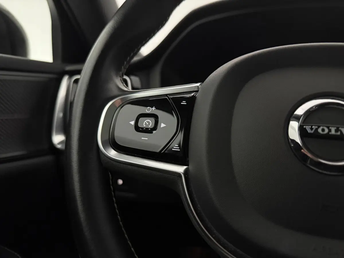 2.0 T6 Recharge AWD R-Design | Pano | Virtual | H/K | HUD | Memory | 360° | Carplay | LED
