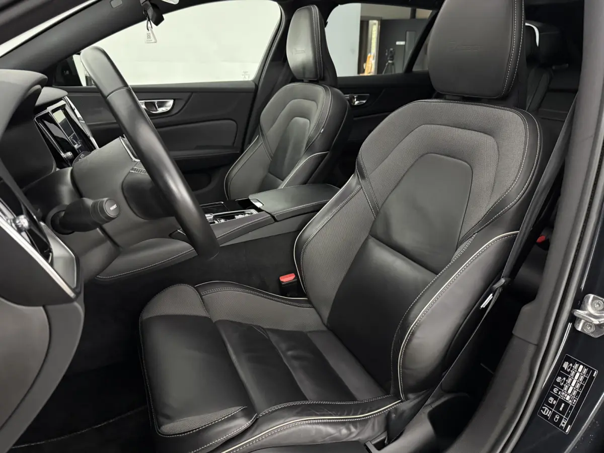 2.0 T6 Recharge AWD R-Design | Pano | Virtual | H/K | HUD | Memory | 360° | Carplay | LED