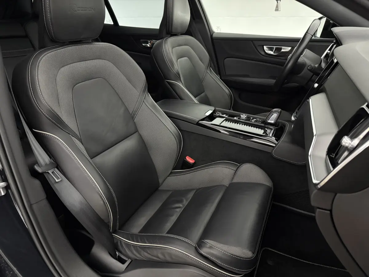 2.0 T6 Recharge AWD R-Design | Pano | Virtual | H/K | HUD | Memory | 360° | Carplay | LED