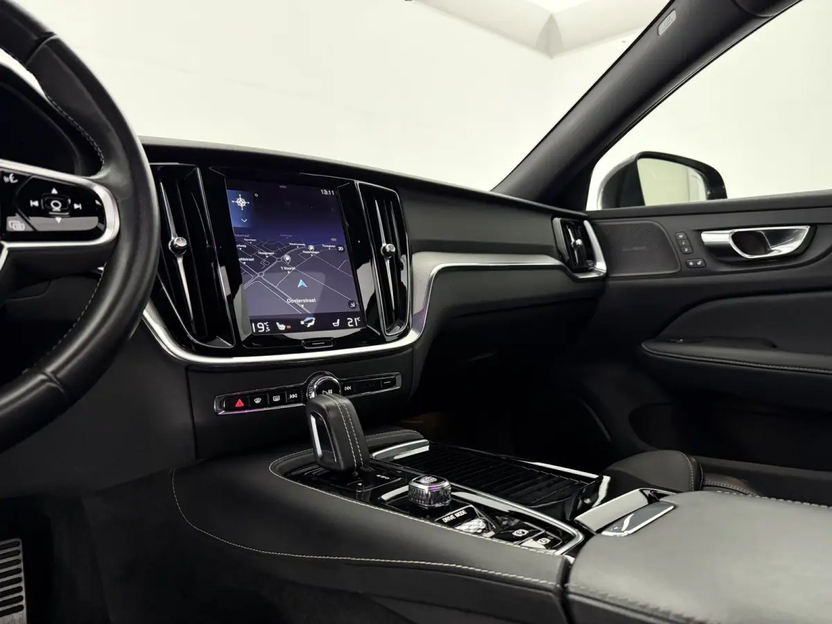 2.0 T6 Recharge AWD R-Design | Pano | Virtual | H/K | HUD | Memory | 360° | Carplay | LED