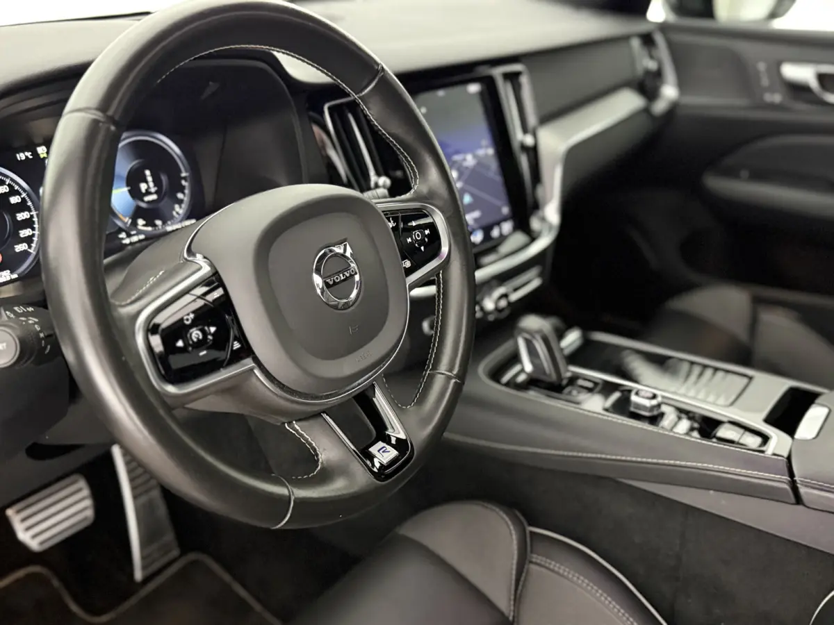 2.0 T6 Recharge AWD R-Design | Pano | Virtual | H/K | HUD | Memory | 360° | Carplay | LED