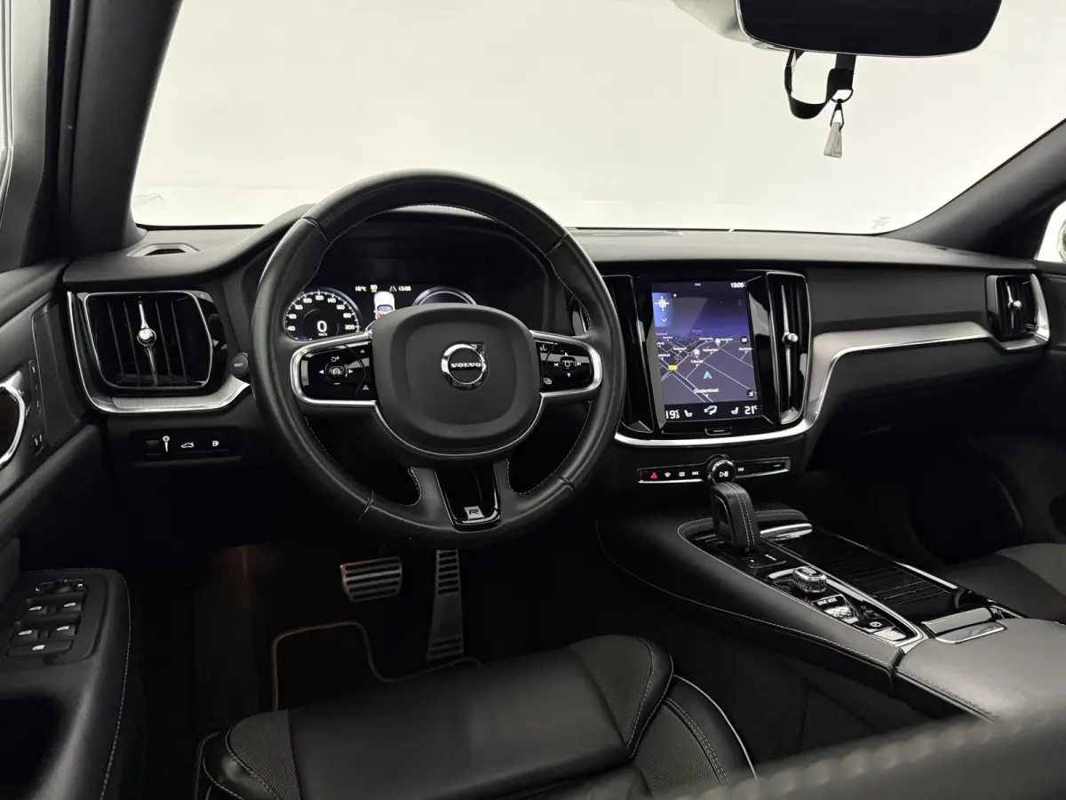 2.0 T6 Recharge AWD R-Design | Pano | Virtual | H/K | HUD | Memory | 360° | Carplay | LED