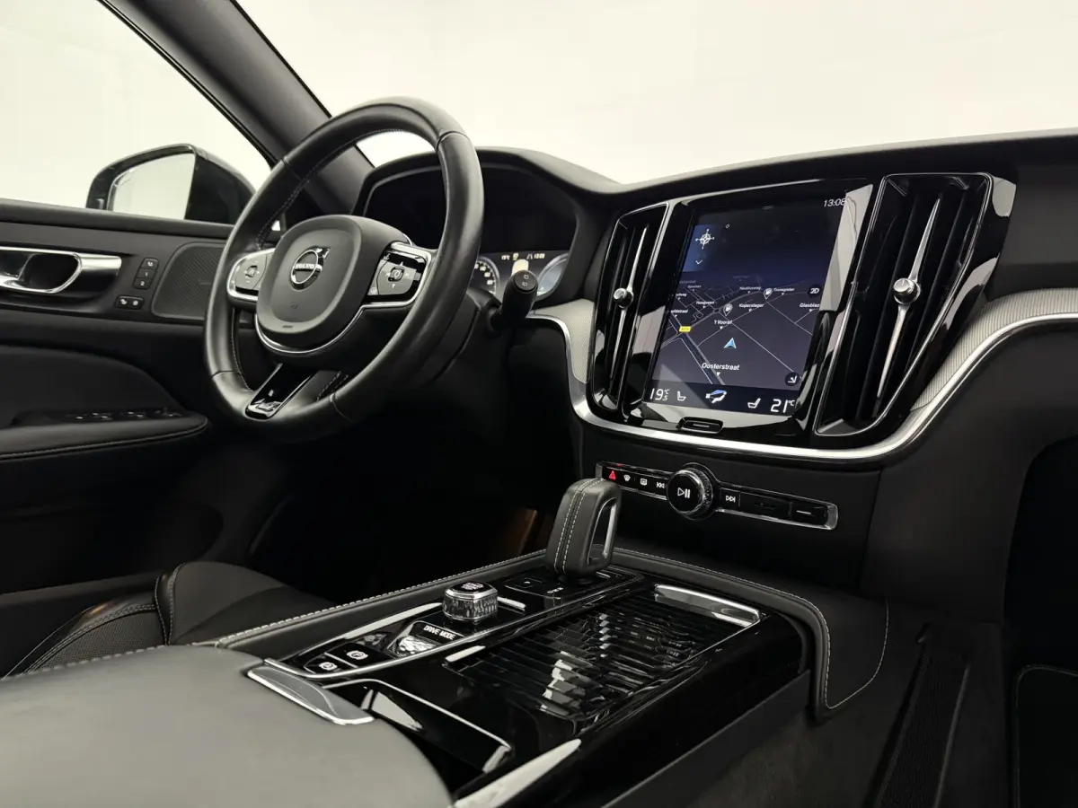 2.0 T6 Recharge AWD R-Design | Pano | Virtual | H/K | HUD | Memory | 360° | Carplay | LED