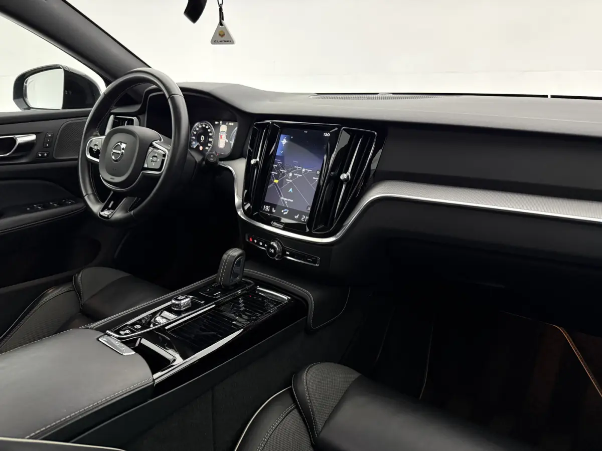 2.0 T6 Recharge AWD R-Design | Pano | Virtual | H/K | HUD | Memory | 360° | Carplay | LED