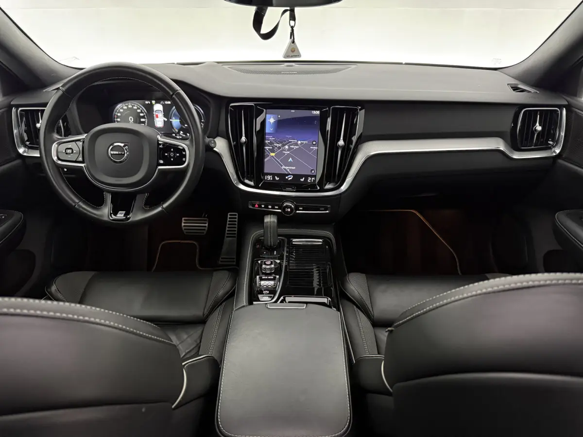 2.0 T6 Recharge AWD R-Design | Pano | Virtual | H/K | HUD | Memory | 360° | Carplay | LED