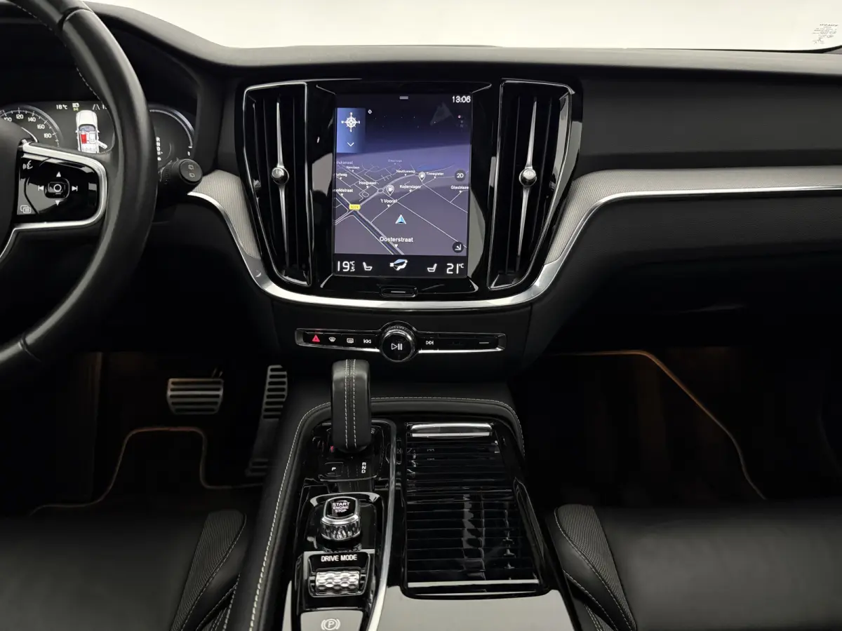 2.0 T6 Recharge AWD R-Design | Pano | Virtual | H/K | HUD | Memory | 360° | Carplay | LED
