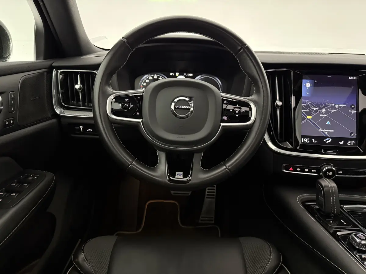 2.0 T6 Recharge AWD R-Design | Pano | Virtual | H/K | HUD | Memory | 360° | Carplay | LED