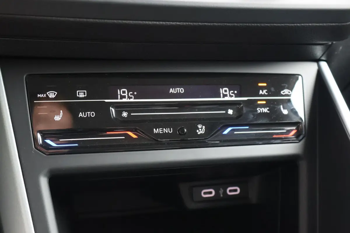 1.0 TSI 95pk DSG Life Edition | Trekhaak | Camera | Carplay | Parkeersensoren | Navi