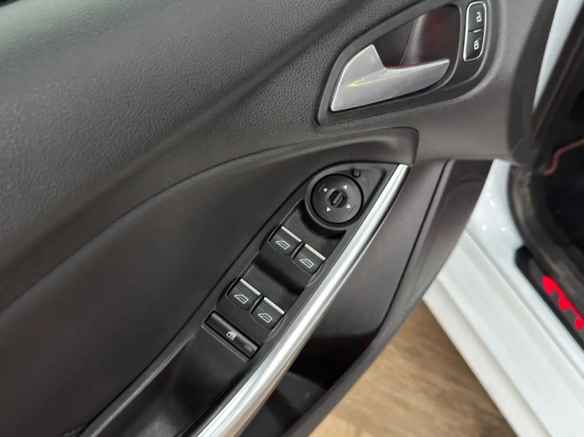 2.0 ST|DEALER ONDERHOUDEN|CARPLAY|INRUIL MOGELIJK|