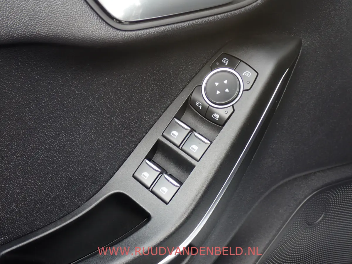 1.0 EcoBoost Titanium CARPLAY/KEYLESS/NAVI/CRUISE/PDC