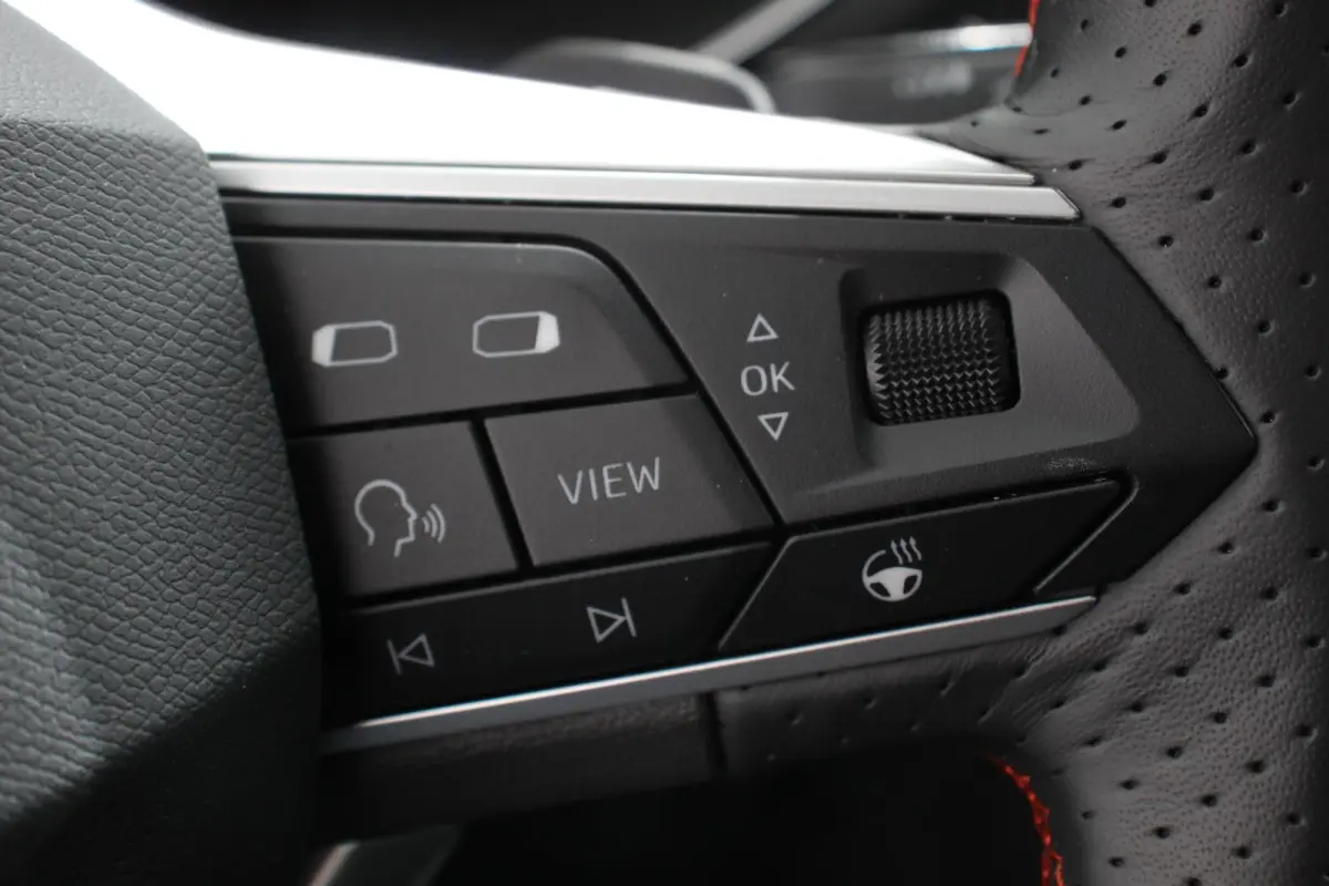 1.5 TSI 150pk FR DSG 7p. Navigatie Apple Carplay/Android Auto Camera Parkeer sensoren Digitale Cockpit  Stoelverwarming Stoel bestuurder electrisch verstelbaar