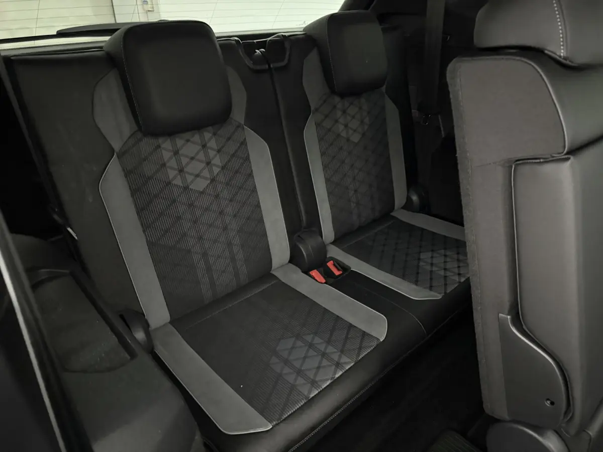 1.5 TSI R-Line Business+ 7p. | Pano | Camera | Sfeer | Virtual | Carplay | Trekhaak | IQ Lights