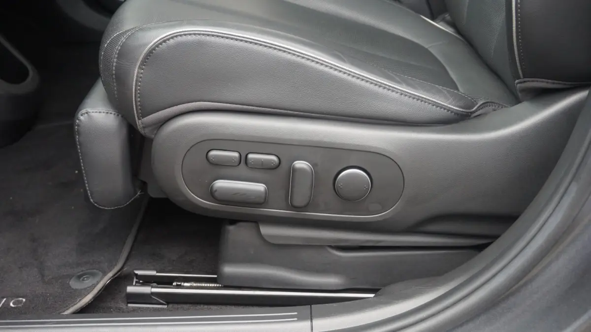 Lounge 77.4 kWh Panoramadak | SOH 98.2% | All-Season banden | HUD | Elektr Achterklep | BTW Auto