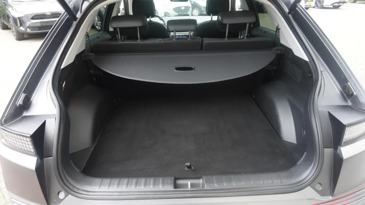 Lounge 77.4 kWh Panoramadak | SOH 98.2% | All-Season banden | HUD | Elektr Achterklep | BTW Auto