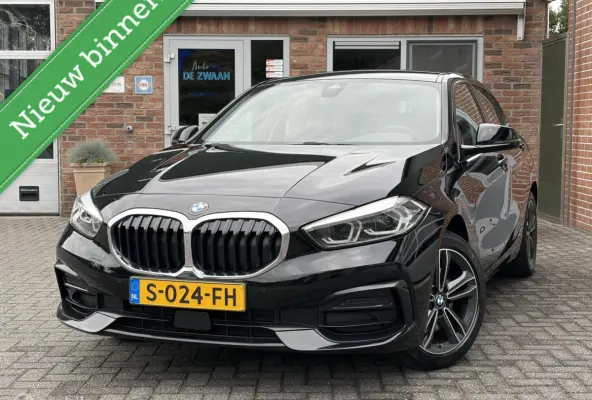 118i Sport Business|Leer|Parkeersensor V/A|Camera|Stoelverwarming.