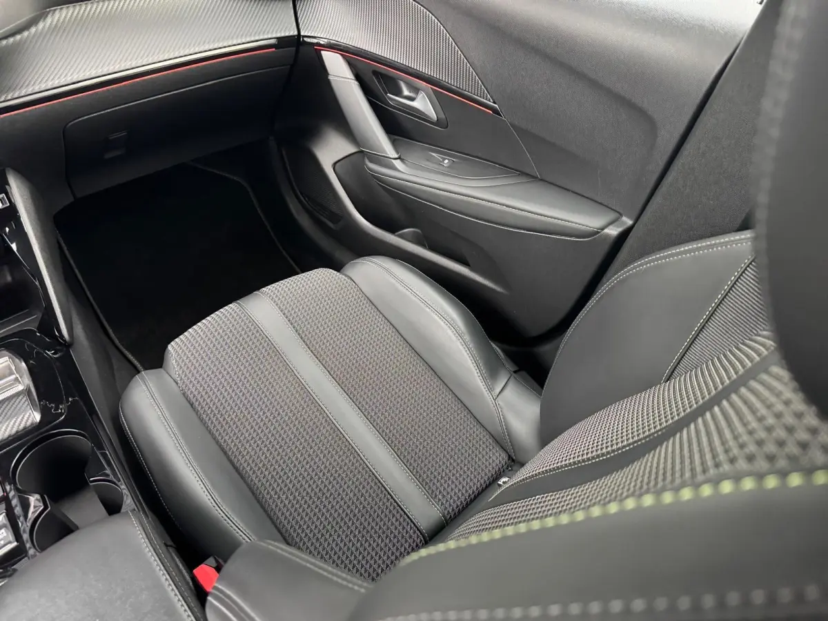 1.2 PureTech GT Pack | CAMERA | NAVI | APPLE CARPLAY/ANDROID AUTO | 17'' LM VELGEN | LED | KEYLESS |