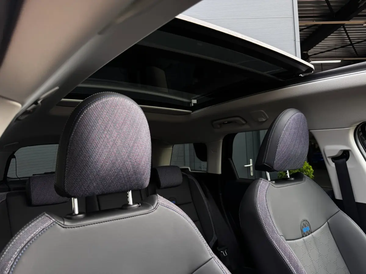 E Favoured XL 66.5 kWh | 97% SOH | Pano | 360 Camera | Harman / Kardon | HUD | Elek. Achterklep