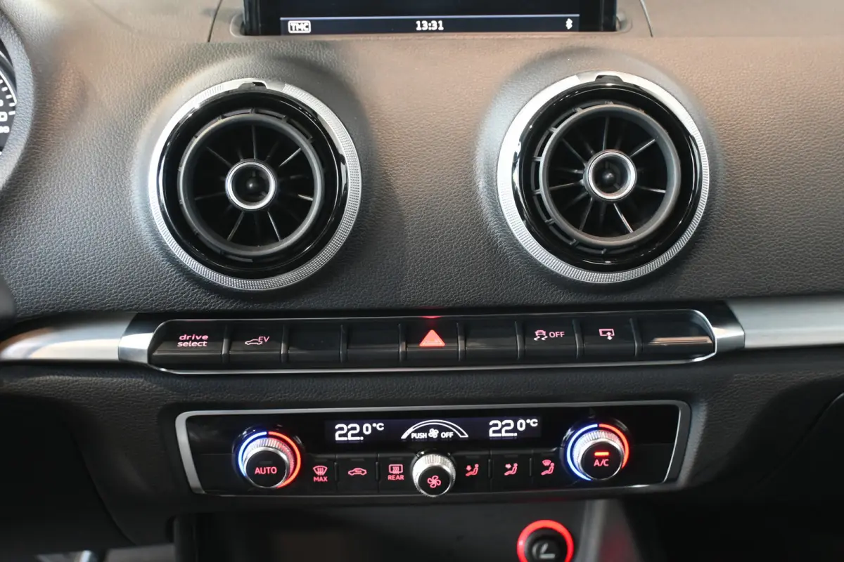 1.4 e-tron PHEV S-line Clima Cruise control Lane assist Xenon LED Licht metaal PDC Inruil mogelijk
