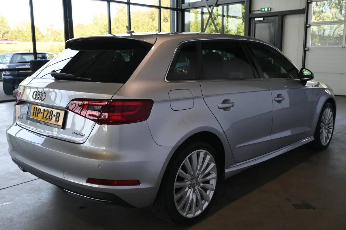 1.4 e-tron PHEV S-line Clima Cruise control Lane assist Xenon LED Licht metaal PDC Inruil mogelijk