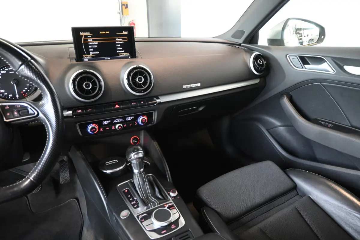 1.4 e-tron PHEV S-line Clima Cruise control Lane assist Xenon LED Licht metaal PDC Inruil mogelijk
