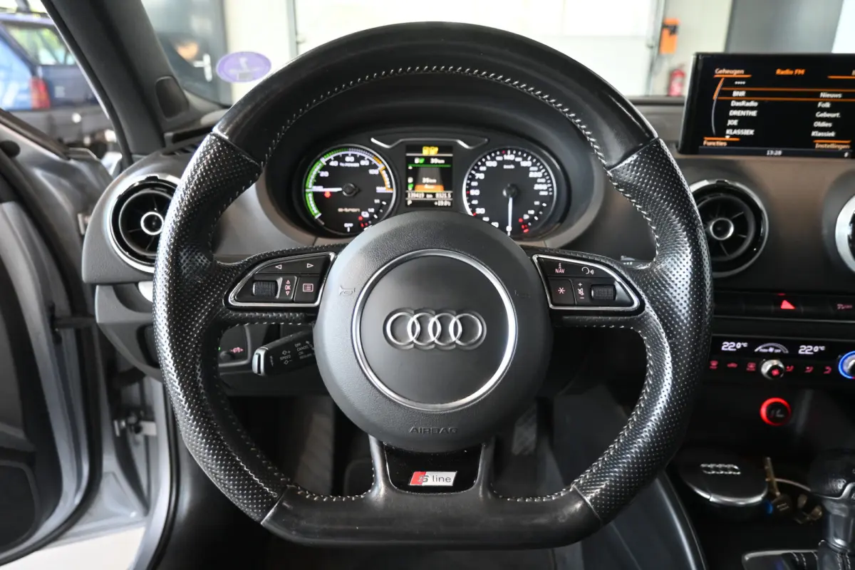1.4 e-tron PHEV S-line Clima Cruise control Lane assist Xenon LED Licht metaal PDC Inruil mogelijk