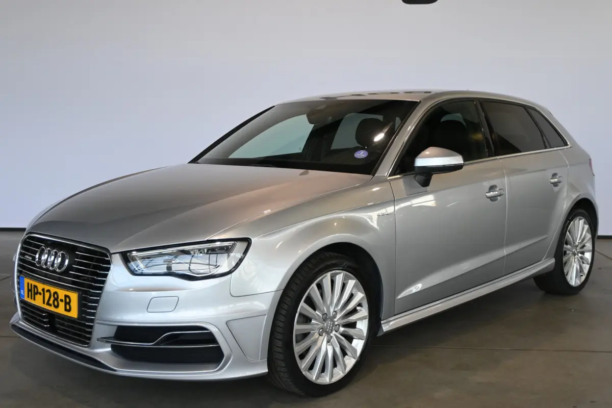 1.4 e-tron PHEV S-line Clima Cruise control Lane assist Xenon LED Licht metaal PDC Inruil mogelijk